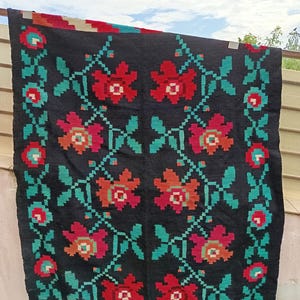 Antique Romanian rug, handmade wool rug, kilim Oltenian art, hand-woven in the 1900s, boho floral style, tapis roumain, 195x140cm.