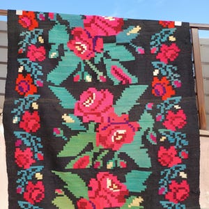 Antique Romanian rug, handmade wool rug, kilim Moldavian art, hand-woven in the 1900s, boho floral style, tapis roumain, 190x140cm.