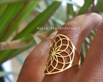 Anillo de acero inoxidable dorado para mujer.