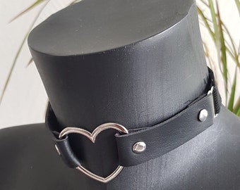 Choker, choker ketting, nekharnas, dijharnas, leren dijring kousenband