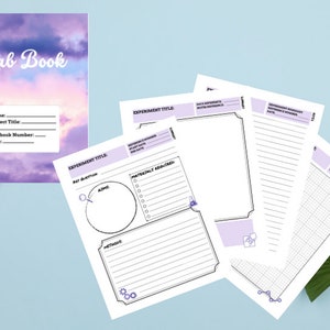 Könnte beinhalten: Ein druckbares Laborbuch mit einem Design aus lila und rosa bewölktem Himmel. Die Seiten enthalten Abschnitte für den Titel des Experiments, die Schlüsselfrage, die benötigten Materialien, die Methoden, die Datenreferenz, die Zusammenfassung des Experiments und ein Diagramm.