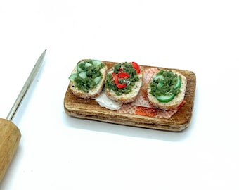 Aimant pour réfrigérateur Magnet - Scénette avec tranches de pains avec salade, courgettes, tomates en pâte polymère / fait-main