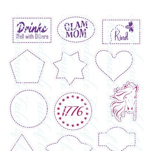 以下が含まれることがあります： ハート、星、円、ダイヤモンド、長方形、五角形、馬の頭など、さまざまな形とデザインの12個の印刷可能なアイロン接着パッチのセット。パッチは紫色の輪郭で、白い背景になっています。