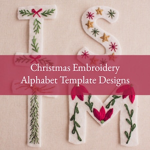 Op de afbeelding: Witte viltletters T, S, I en M met kerstborduurontwerpen. De letters zijn versierd met groene bladeren, rode strikken en gouden en rode sterren. De tekst "Christmas Embroidery Alphabet Template Designs" staat in een rode banner.