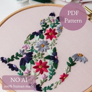 Könnte beinhalten: Gestickte Katzen-Silhouette mit bunten Blumen in einem Holzreifen. Das Design zeigt rote, blaue und graue Blumen mit grünen Blättern. Der Text auf dem Bild lautet "PDF Pattern" und "NO AI 100% human made".