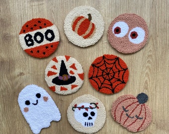 Handgemaakte Halloween-onderzetters met punchnaald, spookachtige geest, pompoen, mok met schedels