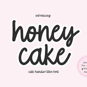 Può includere: Sfondo rosa chiaro con le parole "honey cake" in un carattere scritto a mano in grassetto. È presente anche il testo "introducing" e "cute handwritten font". Un piccolo cerchio rosa con testo si trova in basso a destra.