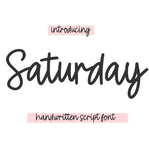 Puede incluir: Fondo blanco con la palabra "Saturday" en fuente manuscrita negra. Encima de la palabra, el texto "introducing" en un rectángulo rosa, y debajo, "handwritten script font" en un rectángulo rosa.