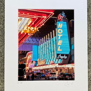Impresión del Casino Binion's de Las Vegas - 8x10 (con paspartú a 11x14) - Icónico salón de juegos de Fremont Street - Firmado y numerado