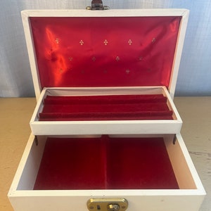 Vintage Mele Jewelry Box with Cream Coloured Vinyl Exterior and Red Velvet Interior Silk lined lid with a Fluer de Lise pattern