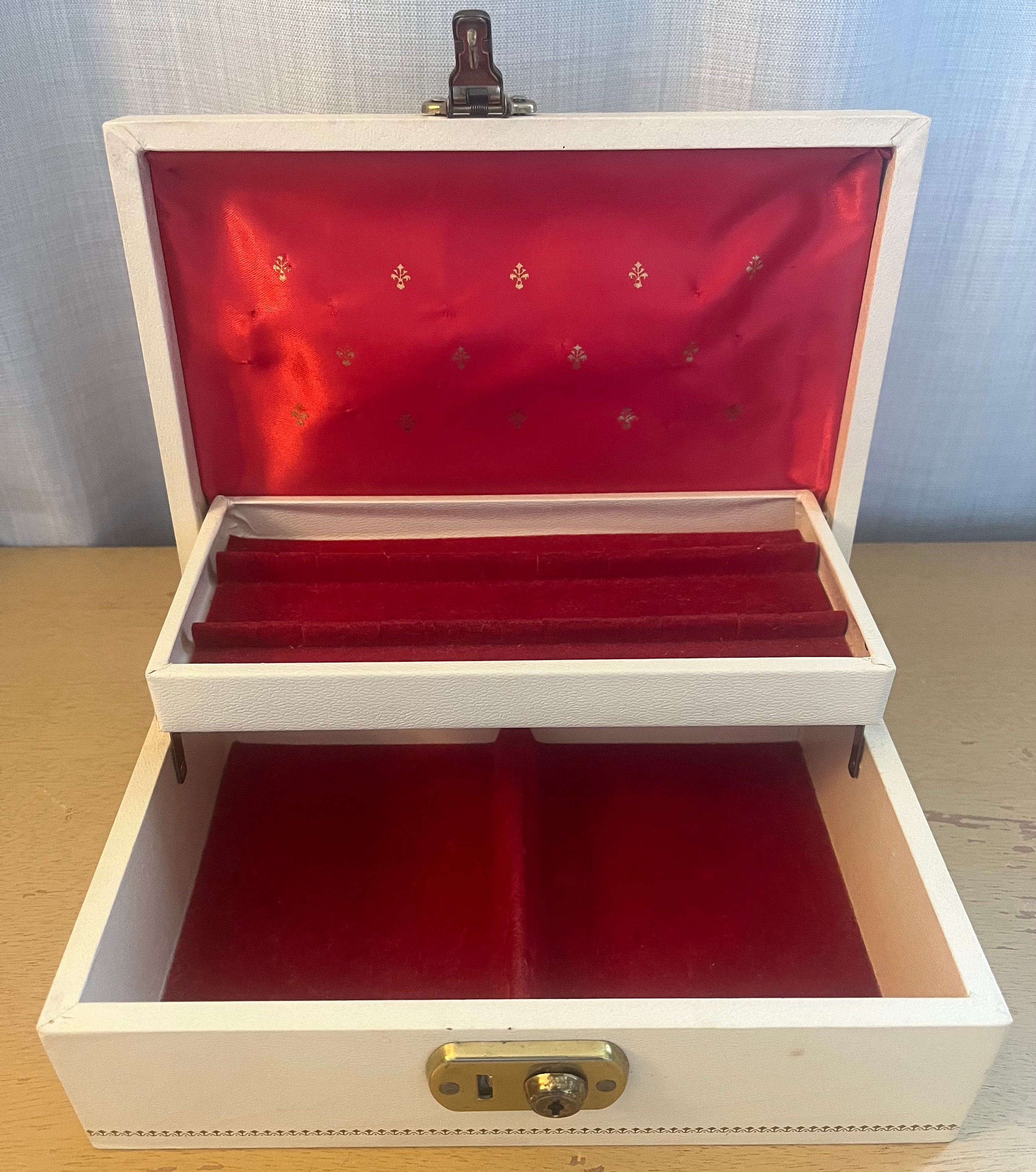 Vintage Mele Jewelry Box: Cream Vinyl Exterior, Red Velvet