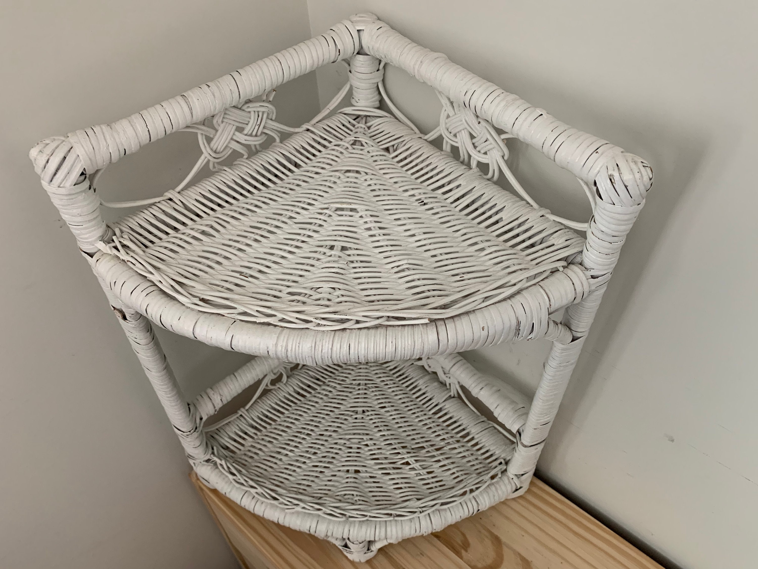 ヴィンテージ ホワイト ウィッカー 2段 小物コーナーシェルフ