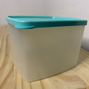 Niebieski kwadratowy pojemnik Tupperware do układania w stos 312-9 z pokrywką 5550C-1