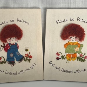 Vintage 1979 2er Set Crewel Bilder Rotes Haar Kinder mit Spruch Cute MCM Wandbehang Kinderzimmer Dekor The Creative Circle