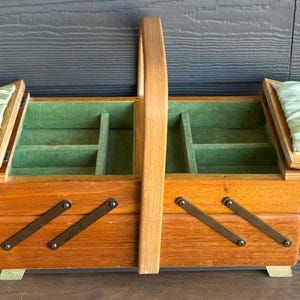 Caja de costura vintage de madera Morco Products, década de 1930, con interior de terciopelo verde y tela de seda.