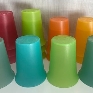 Vintage Tupperware Bell Tumblers 109 Stackable 3-3/4” Tall Kids Drinkware Zielony Różowy Pomarańczowy Niebieski Żółty Różowy