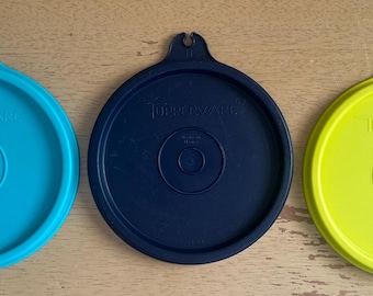 Coperchio di ricambio Tupperware da 3-1/2" 733 H con linguetta per contenitore per condimenti. Scegli tra blu, verde o bianco.