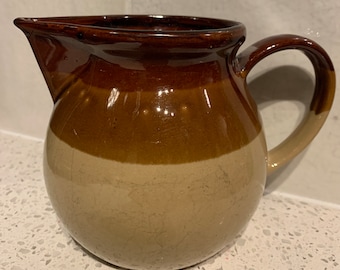 Jarra de cerámica rústica de dos tonos de estilo vintage de granja, marrón, decoración de los años 70