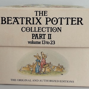 Puede incluir: Un estuche beige titulado "THE BEATRIX POTTER COLLECTION PART II volume 13 to 23". La caja presenta ilustraciones de conejos con ropa. El texto "THE ORIGINAL AND AUTHORIZED EDITIONS" está impreso en la parte inferior.