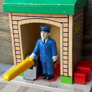 2001 Thomas and Friends Wooden Conductor Shed Gullane Working Train Toys Vintage