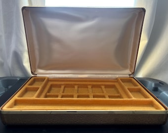 Joyero porta aretes en forma de concha de vinilo dorado con interior de terciopelo amarillo y satén crema de 25 cm de largo x 16,5 cm de ancho x 5 cm de profundidad
