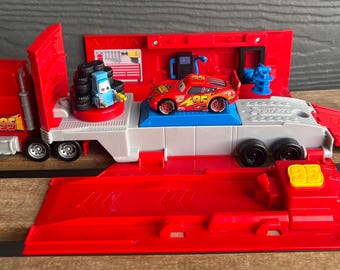 Mattel Disney Pixar Cars Transforming Mack Playset