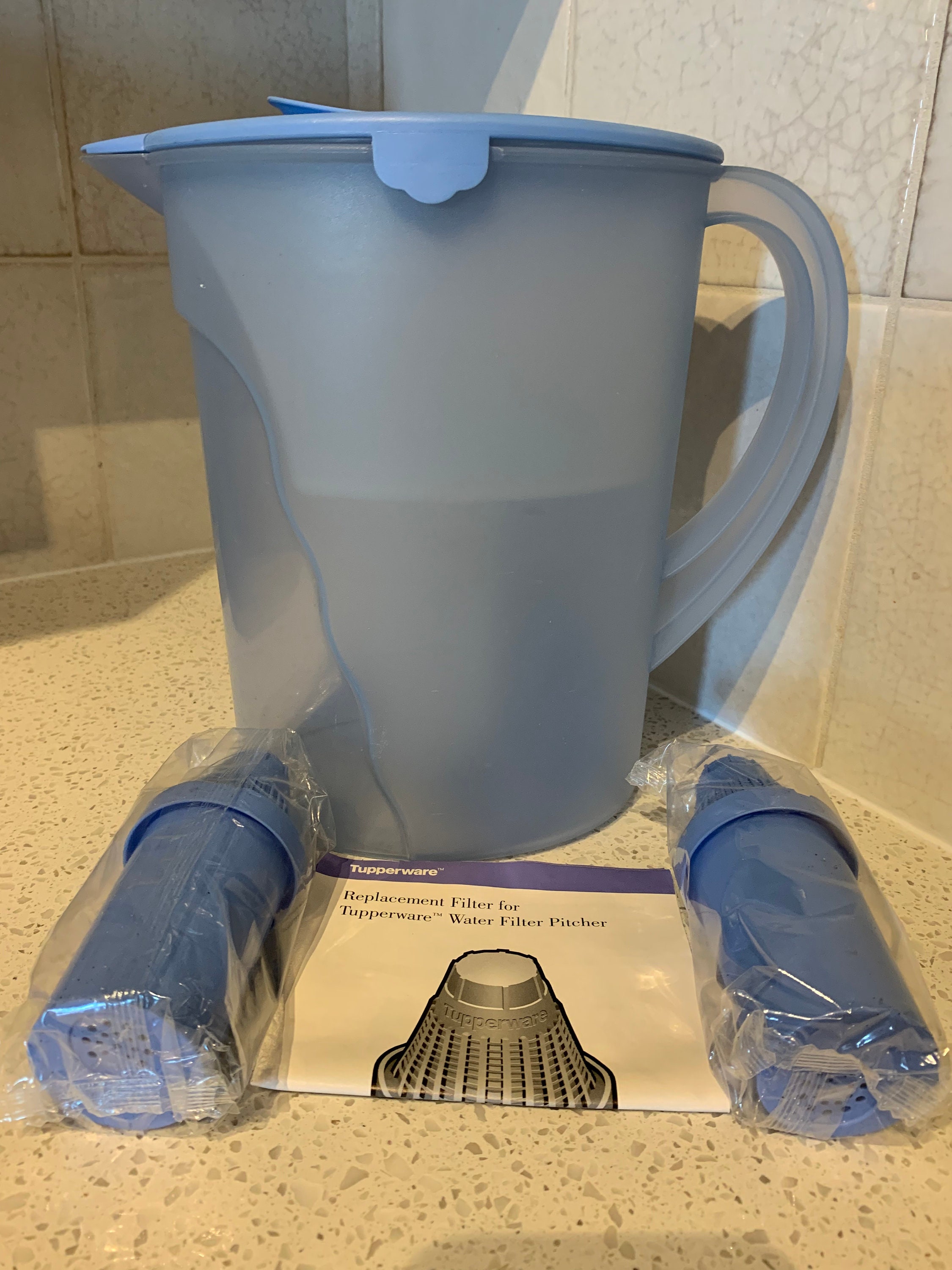Clear Blue Tupperware Impressions Brocca filtrante per acqua da 1 gallone  2001 Viene fornita con 2 filtri NIP 4433A-1, 4477A-2, 4478A-1 -  Italia