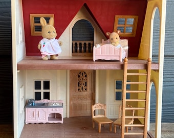 Calico Critters Sylvanian Families Red Roof Cosy Cottage with Furniture and Mama & Baby Bunny