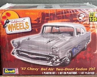 Revell California Wheels ‘57 Chevy Bel-Air Sedan Duas Portas Nível de Habilidade 2 Idade 10+ Escala 1/25 Novo na Embalagem Original (NRFB)