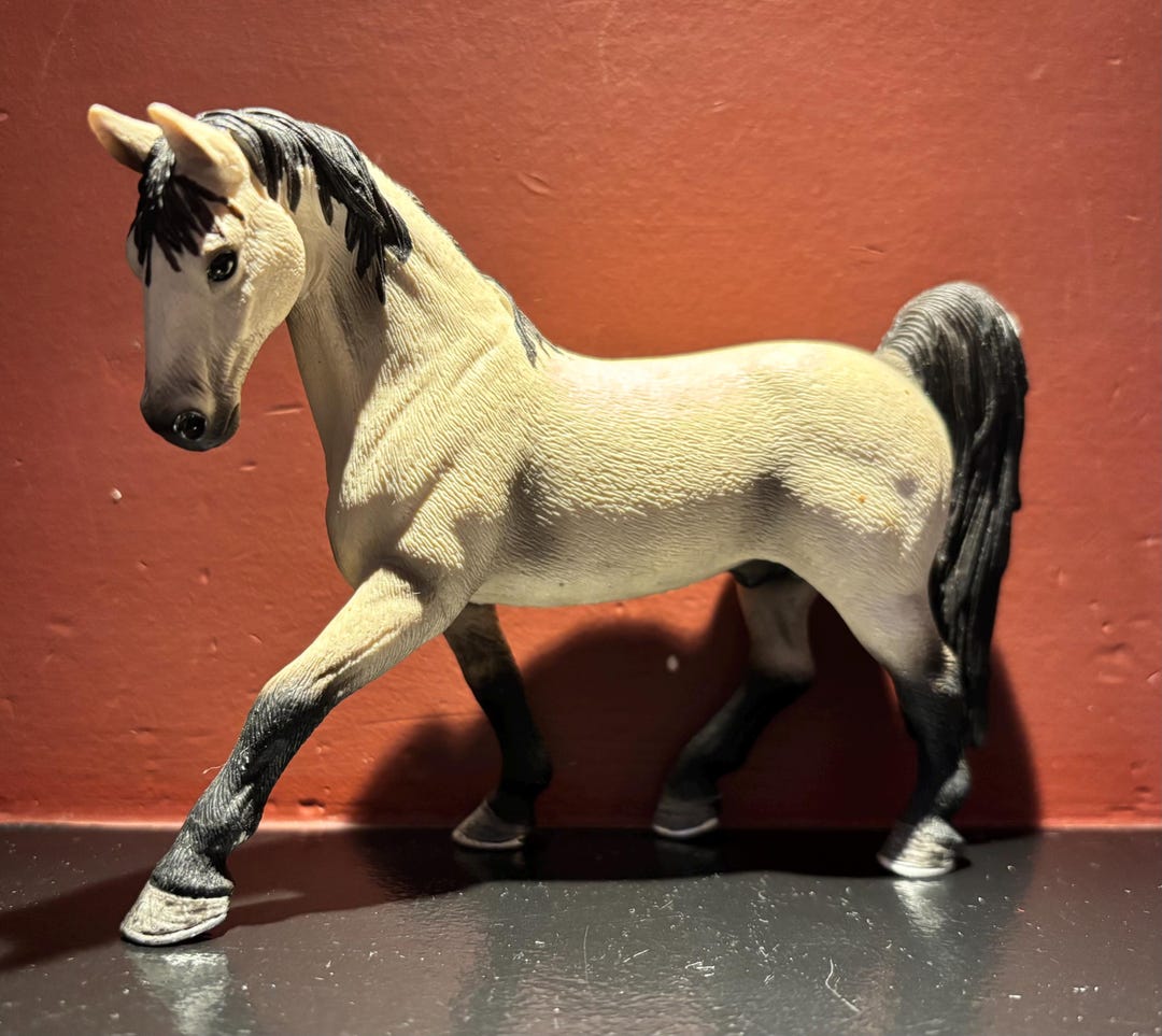Schleich hongre Tennessee Walker – figurine de cheval peinte à la main Schleich hongre Tennessee Walker – figurine de cheval peinte à la main