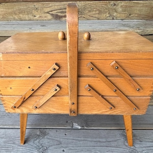 Caja de costura de acordeón de madera vintage