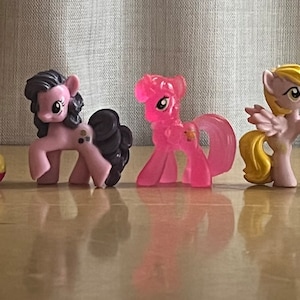 My Little Pony 2” Mini Figures Blind Bag Characters. Choose from several characters Twilght Sparkle Princess Cadence & more