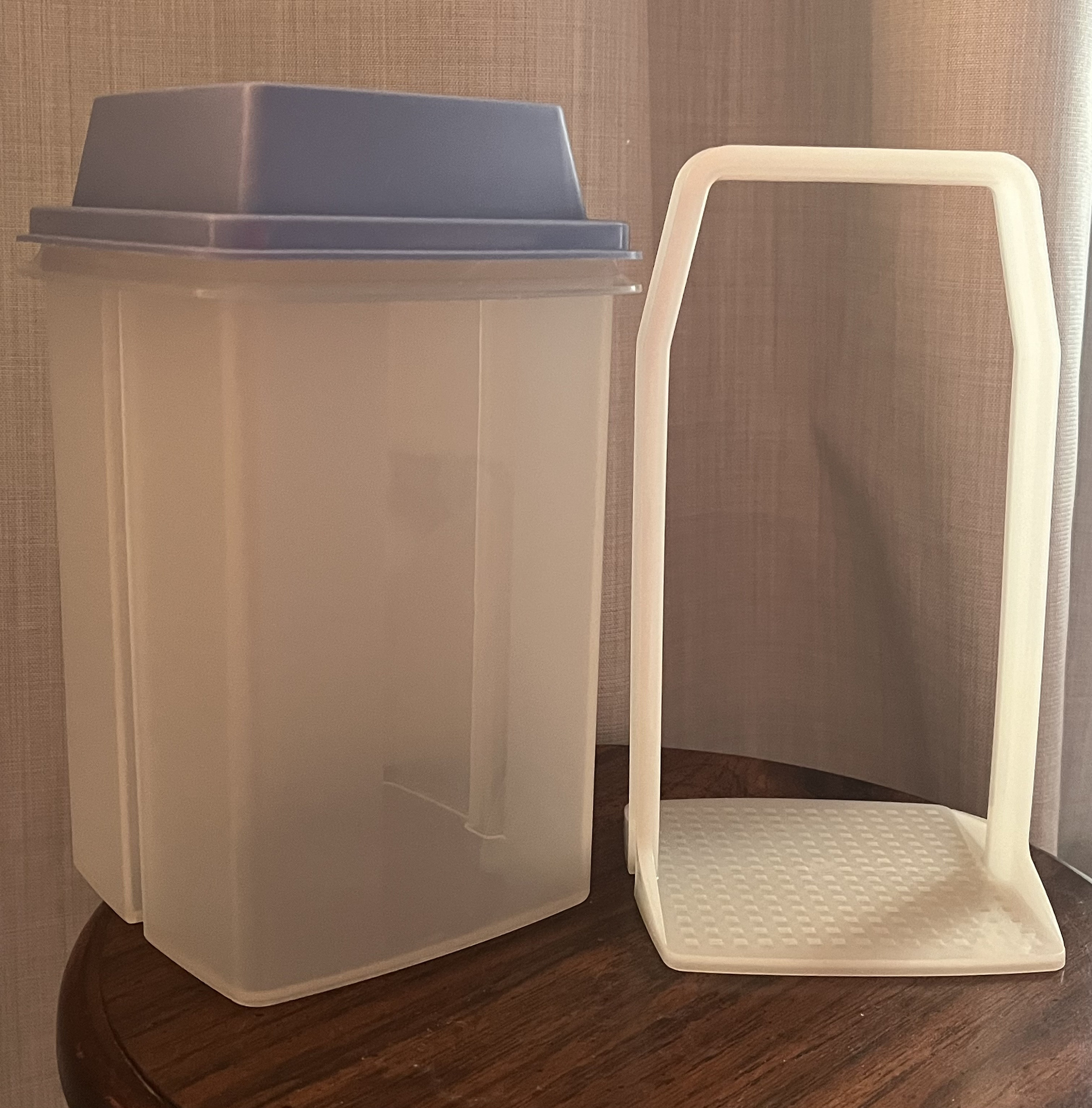 Tupperwareデイリーストッカー Amazon.com: Tupperware Pick-a-deli Food Storage Container