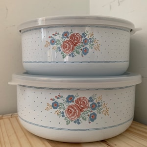 Vintage Set of 2 White Enamelled Metal Nesting Bowls Clear Plastic Lids Floral Motif 1980s Mixing Bowls Storage Bowls Farmhouse Kitchen