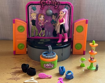 Zestaw koncertowy Polly Pocket Vintage Dance & Groove z lalką, ubrankami dla lalek i akcesoriami, kulą dyskotekową, gramofonem DJ-a i głośnikami