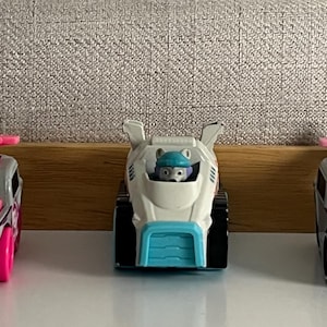 Personajes de Skye y Everest de Paw Patrol en vehículos de metal Paw Patrol Racers Nickelodeon