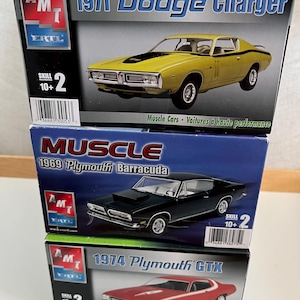 Puede incluir: Tres kits de modelos de coches para construir un Dodge Charger 1971, un Plymouth Barracuda 1969 y un Plymouth GTX 1974. Cada caja presenta una imagen colorida del coche, as&iacute; como su nombre y a&ntilde;o. Las cajas est&aacute;n etiquetadas como "Muscle Cars" y "Skill 10+ 2".