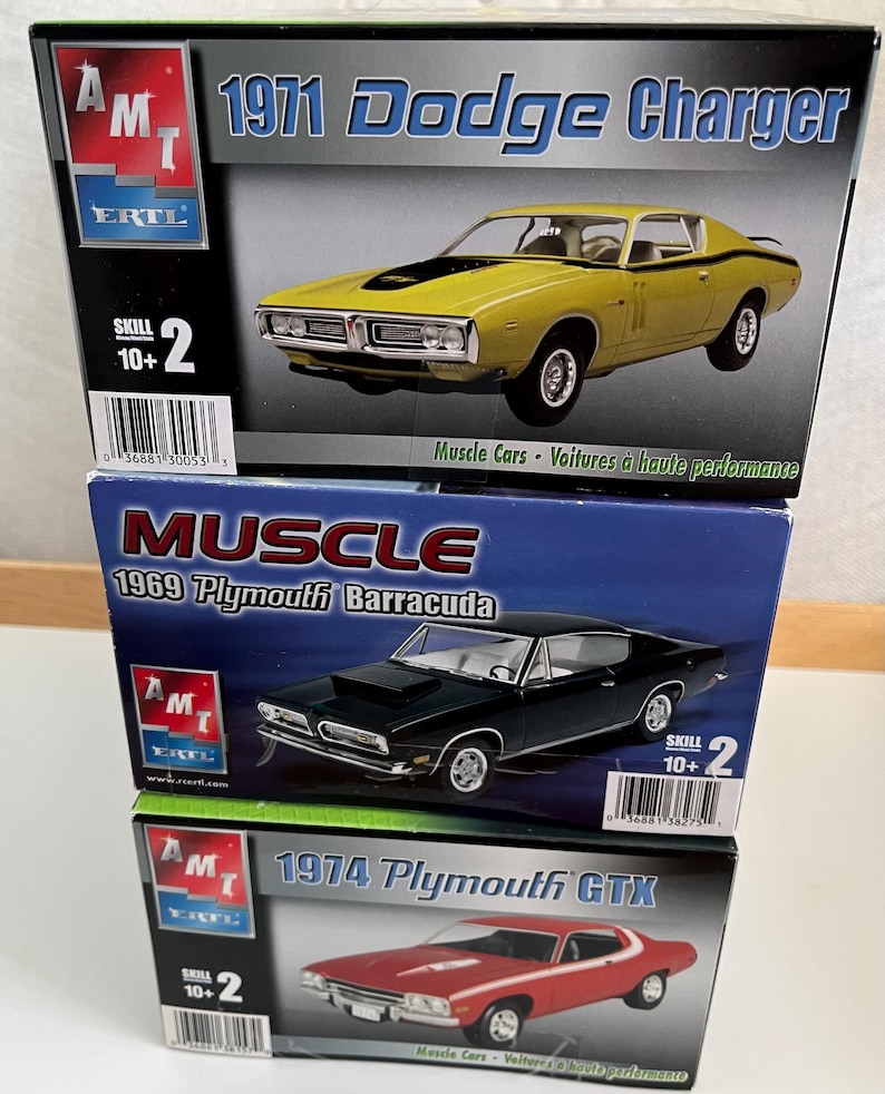 Puede incluir: Tres kits de modelos de coches para construir un Dodge Charger 1971, un Plymouth Barracuda 1969 y un Plymouth GTX 1974. Cada caja presenta una imagen colorida del coche, as&iacute; como su nombre y a&ntilde;o. Las cajas est&aacute;n etiquetadas como "Muscle Cars" y "Skill 10+ 2".