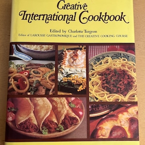 Vintage “Creative International Cookbook” Hardcover Cookbook 639 Pages 1500 Recipes 300 Full Colour Photos