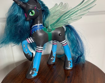 My Little Pony Pegasus Unicorn g4 Friendship is Magic Queen Chrysalis “Ruler of the Changelings” Talking Toy with Lights and Flapping Wings