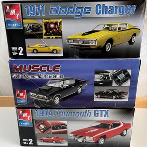Puede incluir: Tres kits de maquetas de coches para construir un Dodge Charger 1971, un Plymouth Barracuda 1969 y un Plymouth GTX 1974. Cada caja presenta una ilustraci&oacute;n colorida del coche, as&iacute; como su nombre y a&ntilde;o.