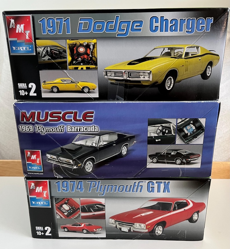 Puede incluir: Tres kits de maquetas de coches para construir un Dodge Charger 1971, un Plymouth Barracuda 1969 y un Plymouth GTX 1974. Cada caja presenta una ilustraci&oacute;n colorida del coche, as&iacute; como su nombre y a&ntilde;o.