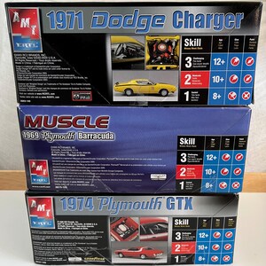 Puede incluir: Tres kits de maquetas de coches para un Dodge Charger 1971, un Plymouth Barracuda 1969 y un Plymouth GTX 1974. Cada caja presenta un coche amarillo con detalles negros y una imagen detallada del motor del coche. Las cajas est&aacute;n etiquetadas con la marca, el modelo y el a&ntilde;o del coche. Las cajas tambi&eacute;n incluyen una clasificaci&oacute;n del nivel de habilidad, una recomendaci&oacute;n de edad y una lista de los materiales necesarios.