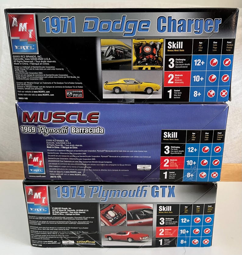 Puede incluir: Tres kits de maquetas de coches para un Dodge Charger 1971, un Plymouth Barracuda 1969 y un Plymouth GTX 1974. Cada caja presenta un coche amarillo con detalles negros y una imagen detallada del motor del coche. Las cajas est&aacute;n etiquetadas con la marca, el modelo y el a&ntilde;o del coche. Las cajas tambi&eacute;n incluyen una clasificaci&oacute;n del nivel de habilidad, una recomendaci&oacute;n de edad y una lista de los materiales necesarios.