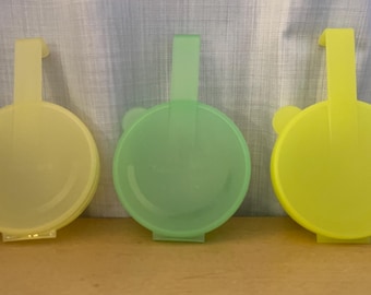Tupperware vintage Nomeolvides, recipiente para cebollas 5106 (tamaño mini). Tres opciones a elegir: amarillo pálido, verde o amarillo limón.