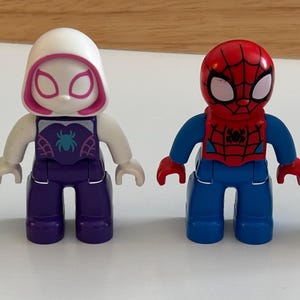 LEGO Duplo Superhelden 2-1 / 2 ”Hoch Wählen Sie zwischen Hulk, Spider Gwen, Spiderman oder dem grünen Kobold.