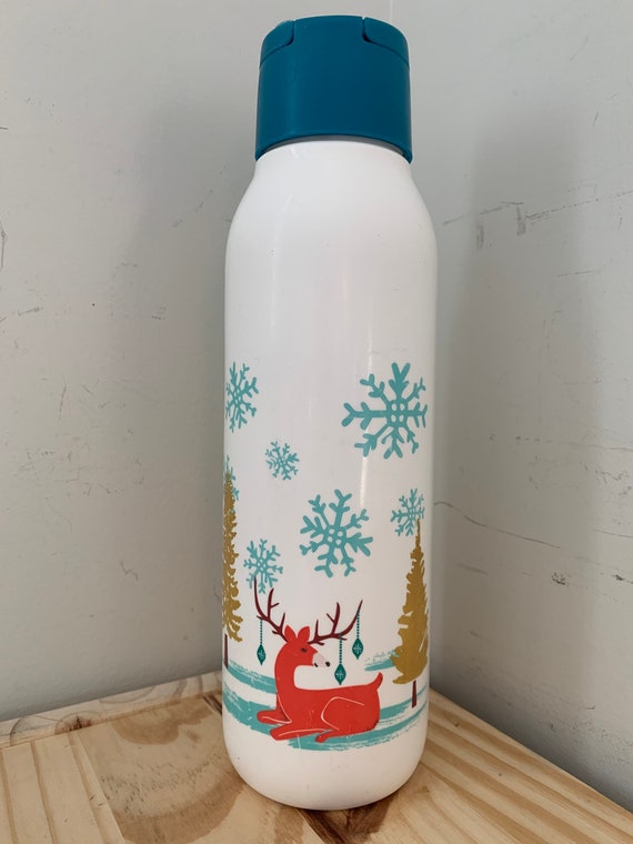 Bottiglia d'acqua ecologica Tupperware bianca con fiocco di neve blu e  cervo per le vacanze di Natale 9160A-6 con coperchio blu 7180C-1, 25 once,  750 ml -  Italia