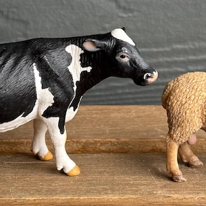 Les animaux de la ferme Schleich ont le choix entre une vache laitière Holstein ou un mouton bélier