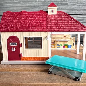 Hospital veterinario de lujo Breyer Stablemates con camilla para caballos