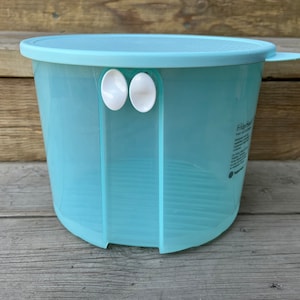 Vintage Tupperware Fridge Smart Aqua Blue Round Container 20 Cups 4.7 L with Lid 3998A / 3999A Produce Keeper